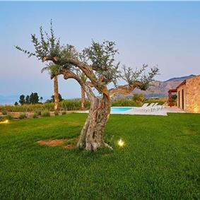 3 bedroom villa with infinity pool and jacuzzi, Scopello, sleeps 5-6